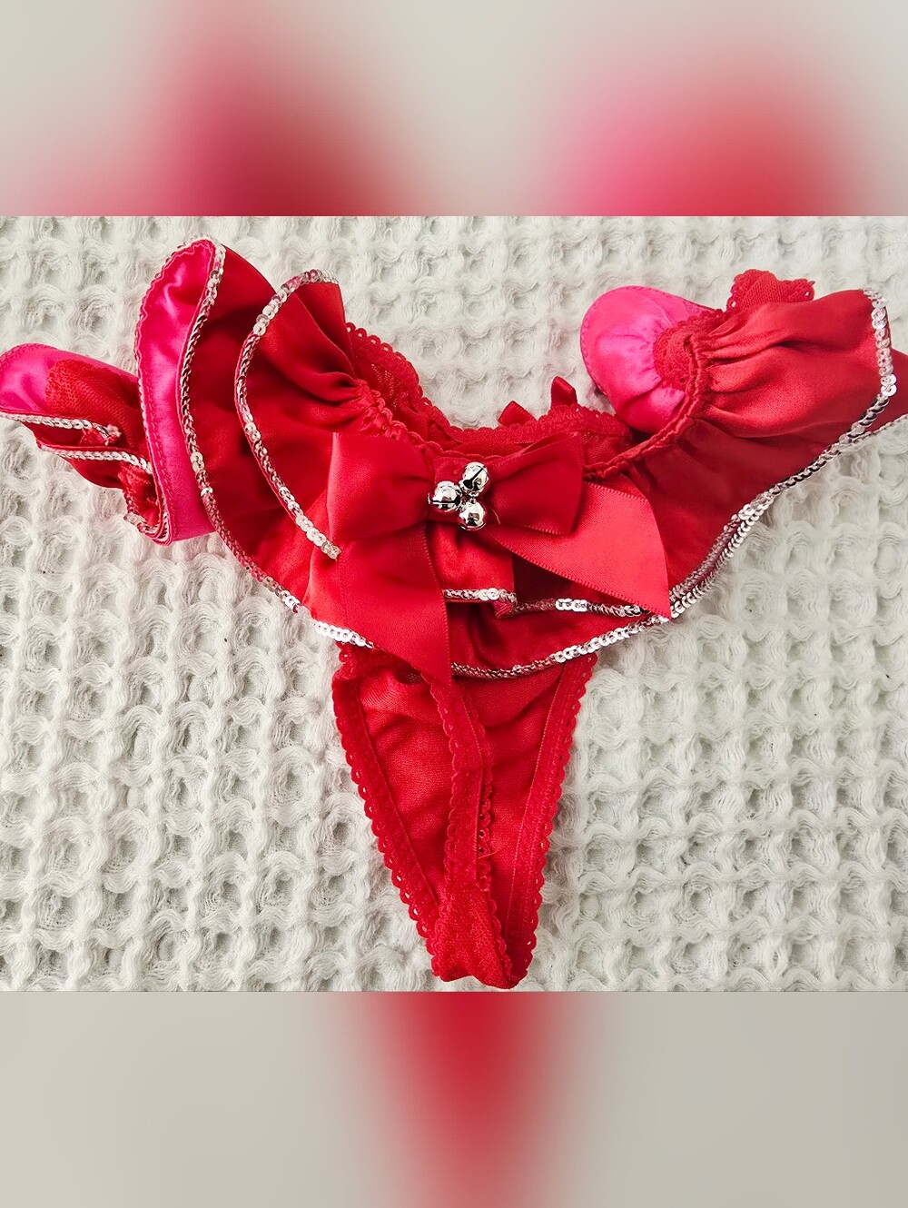 Victoria’s Secret Jingle Bells Red♥️ V-String.Literally meet him with bells on🔥